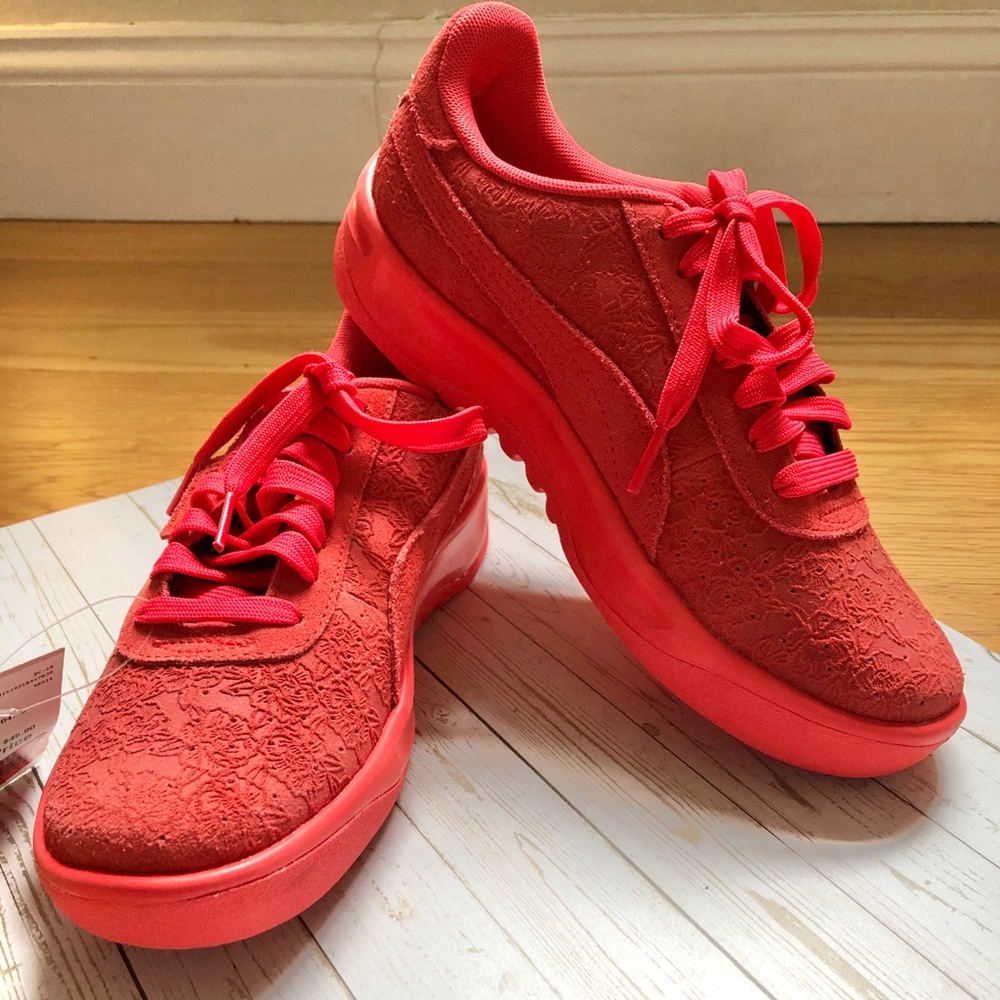 NWT Puma embossed floral hibiscus sneakers